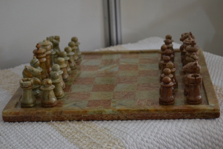 Jogo de xadrez em pedra sabão é uma das peças expostas